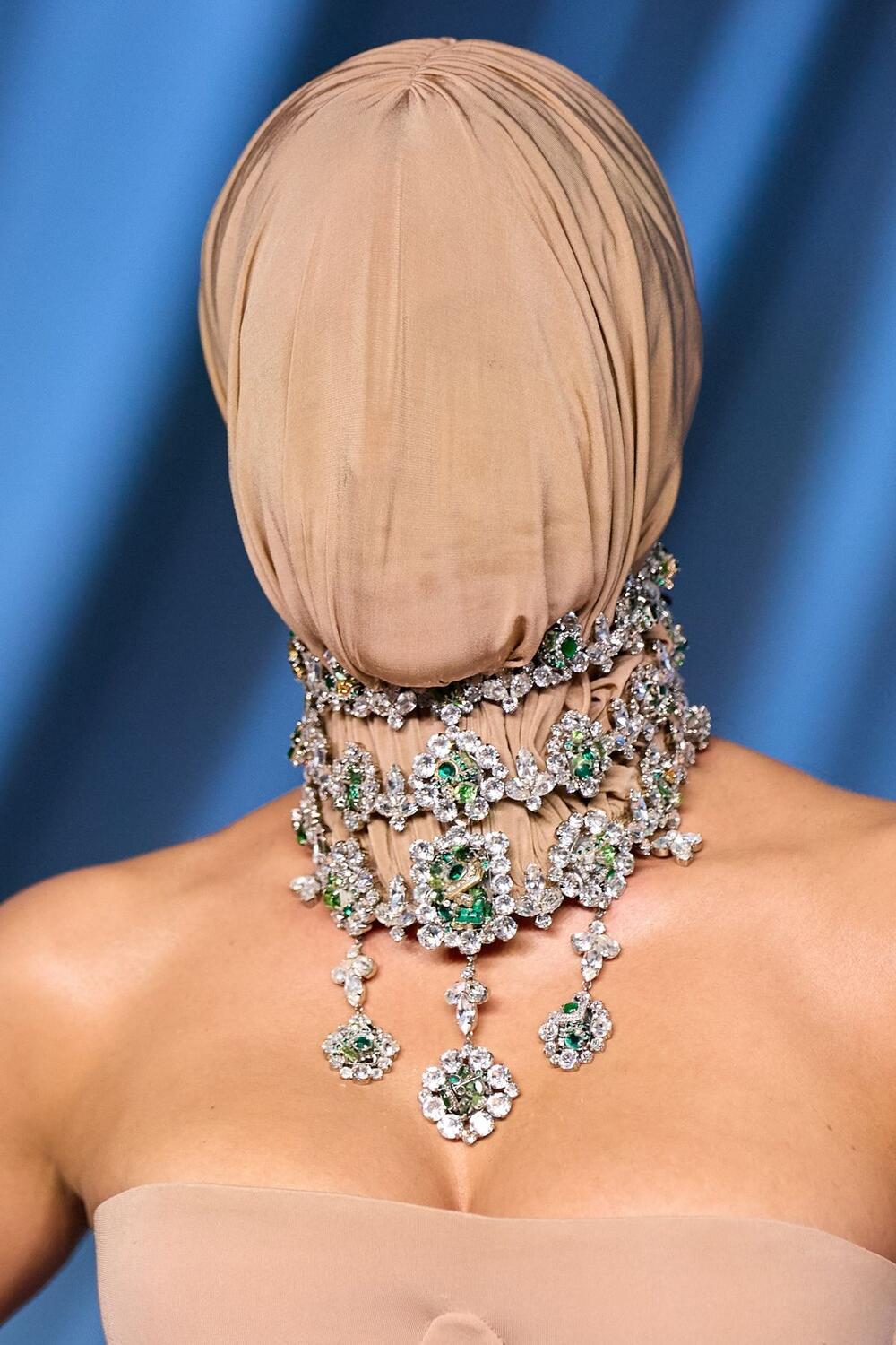 Kim Kardašijan u Margiela Couture u haljini s maskom preko lica