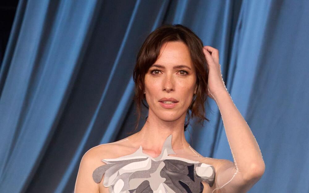 Rebeka Hol u neobičnoj kreaciji modne kuće Thom Browne