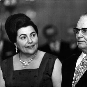 Tajna punđe Jovanke Broz: Prva dama SFRJ nije slučajno birala uvek istu frizuru – a njen razlog je odlična lekcija