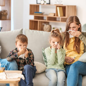 Roditeljski trikovi za otpušavanje nosa, spuštanje temperature i izbacivanje šlajma: Bebama pomažu, a mogu i odraslima