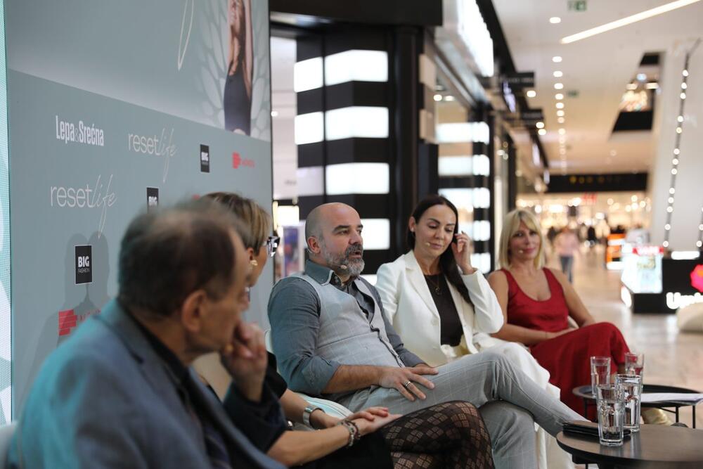 <p>Ko­n­fe­re­n­ci­ja Re­set Li­fe ma­ga­zi­na Le­pa&Sre­ć­na, odr­ža­na 18. ok­to­bra u Big Fa­s­hion šo­pi­ng cen­tru na Ka­ra­bu­r­mi, Vi­šnji­č­ka 84, oku­pi­la je bro­j­ne stru­č­nja­ke, za­go­vor­ni­ke ko­n­ce­p­ta Lo­n­ge­vi­ty - me­di­ci­ne bu­du­ć­nos­ti u ko­joj vi­tal­nost iene­r­gi­ja či­ne osno­vu zdra­vog i du­gog života</p>