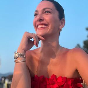 Kako je Berguzar Korel izgledala u mladosti? Čuvena Šeherezada pokazala fotografije i oduševila svet