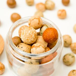 Brze kuglice sa ajvarom gotove za 3 minuta: Slavsko predjelo koje će odmah nestati iz tanjira (RECEPT)