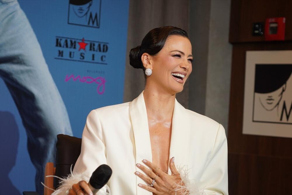 <p>Milica Pavlović u svilenom odelu pokazala zašto je jedna od najbolje obučenih pevačica na domaćoj estradi.</p>