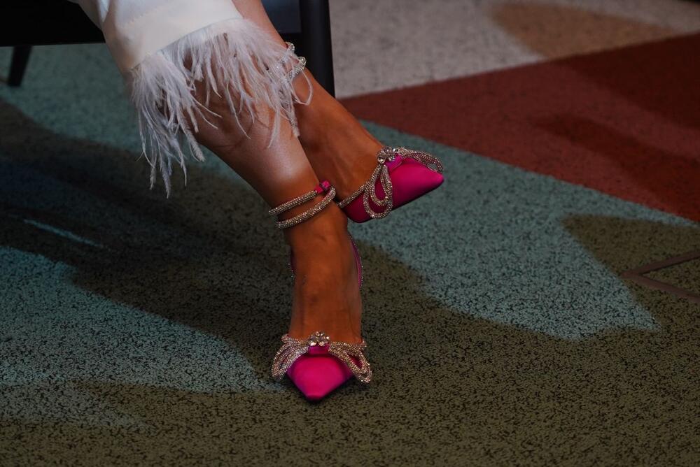 <p>Milica Pavlović u svilenom odelu pokazala zašto je jedna od najbolje obučenih pevačica na domaćoj estradi.</p>