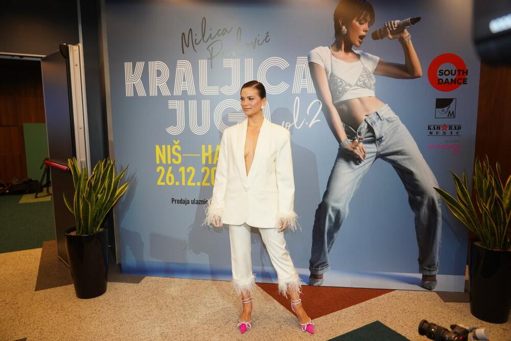 <p>Milica Pavlović u svilenom odelu pokazala zašto je jedna od najbolje obučenih pevačica na domaćoj estradi.</p>