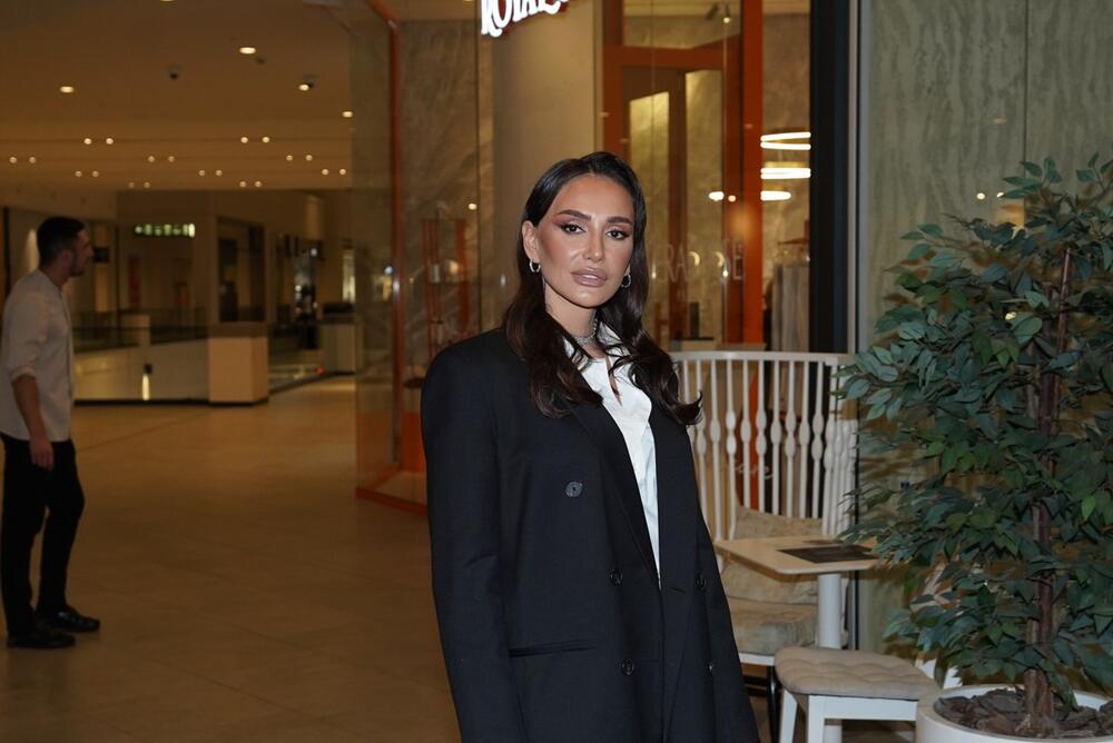 <p>Pevačica Emina Jahović pojavila se u autfitu koje je savršeno i za dnevne i za večernje varijante.</p>