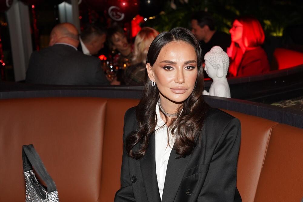 Emina Jahović u jednom beogradskom restoranu prošle večeri