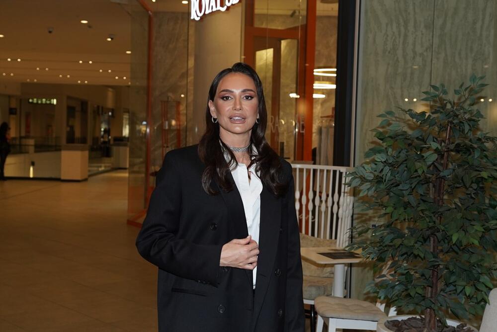 <p>Pevačica Emina Jahović pojavila se u autfitu koje je savršeno i za dnevne i za večernje varijante.</p>