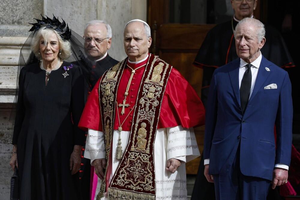 Kralj Čarls III sa suprugom kraljicom Kamilom i papom Lavom u Vatikanu
