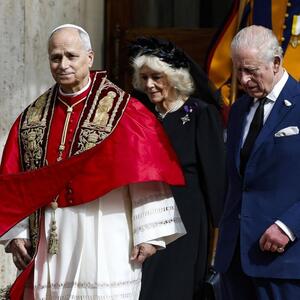 Broš od 53.000 $ kao omaž pokojnoj svekrvi: Kraljica Kamila je za istorijsku posetu Vatikanu izabrala suvu eleganciju