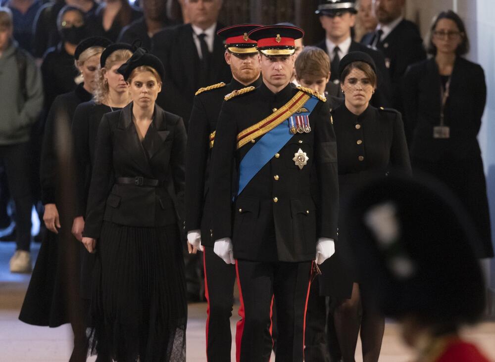 Princ Vilijam s princezama Judžin i Beatris na bdenju kraljice Elizabete II