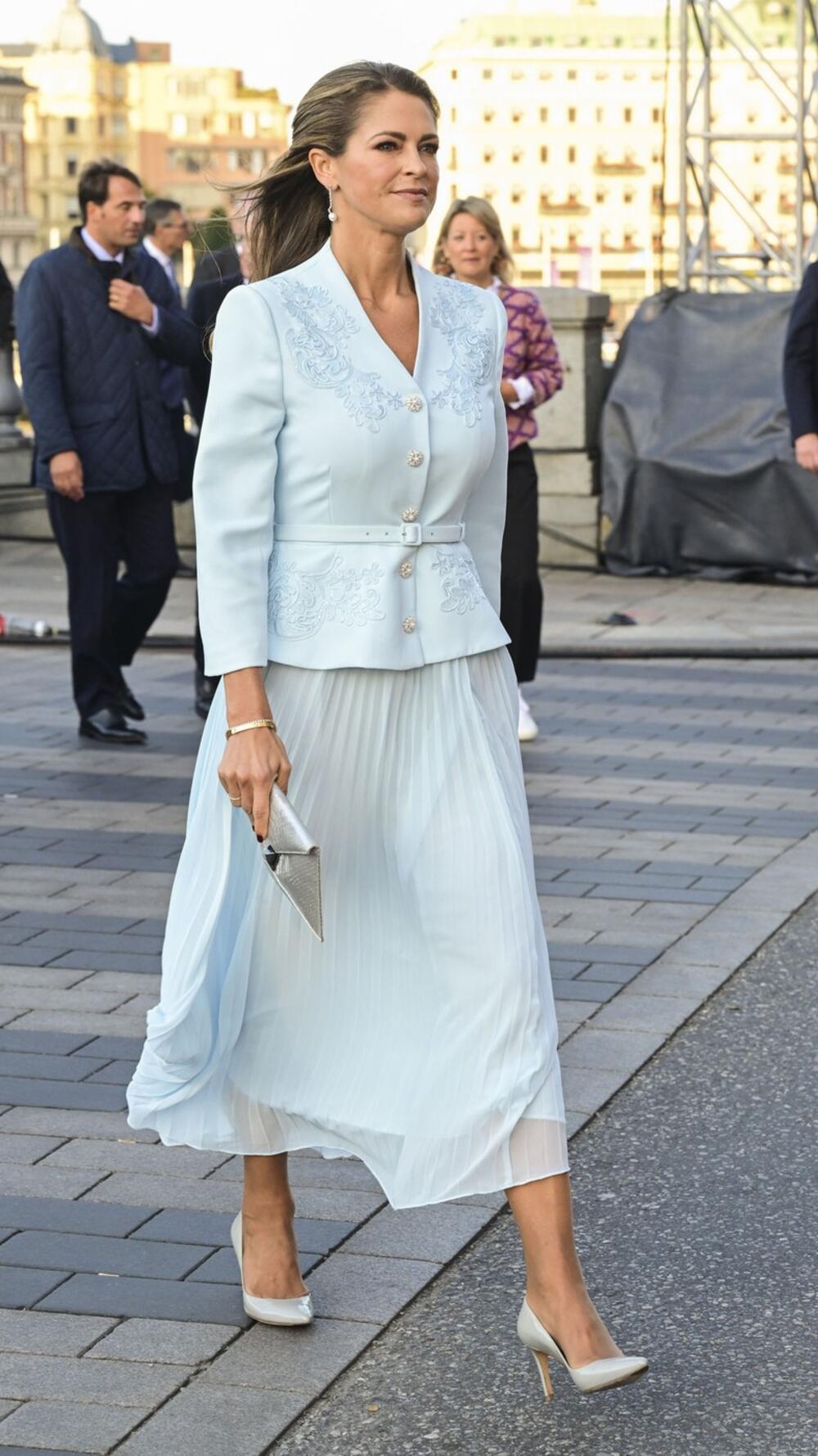 Princeza Madlen od Švedske u vezenoj varijanti bez revera