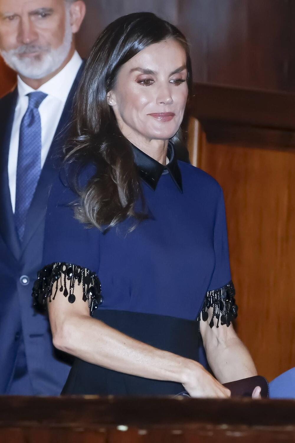 <p>Španska kraljica Leticija spojila boje koje modni znalci inače ne preporučuju i oduševila modnim izdanjem.</p>