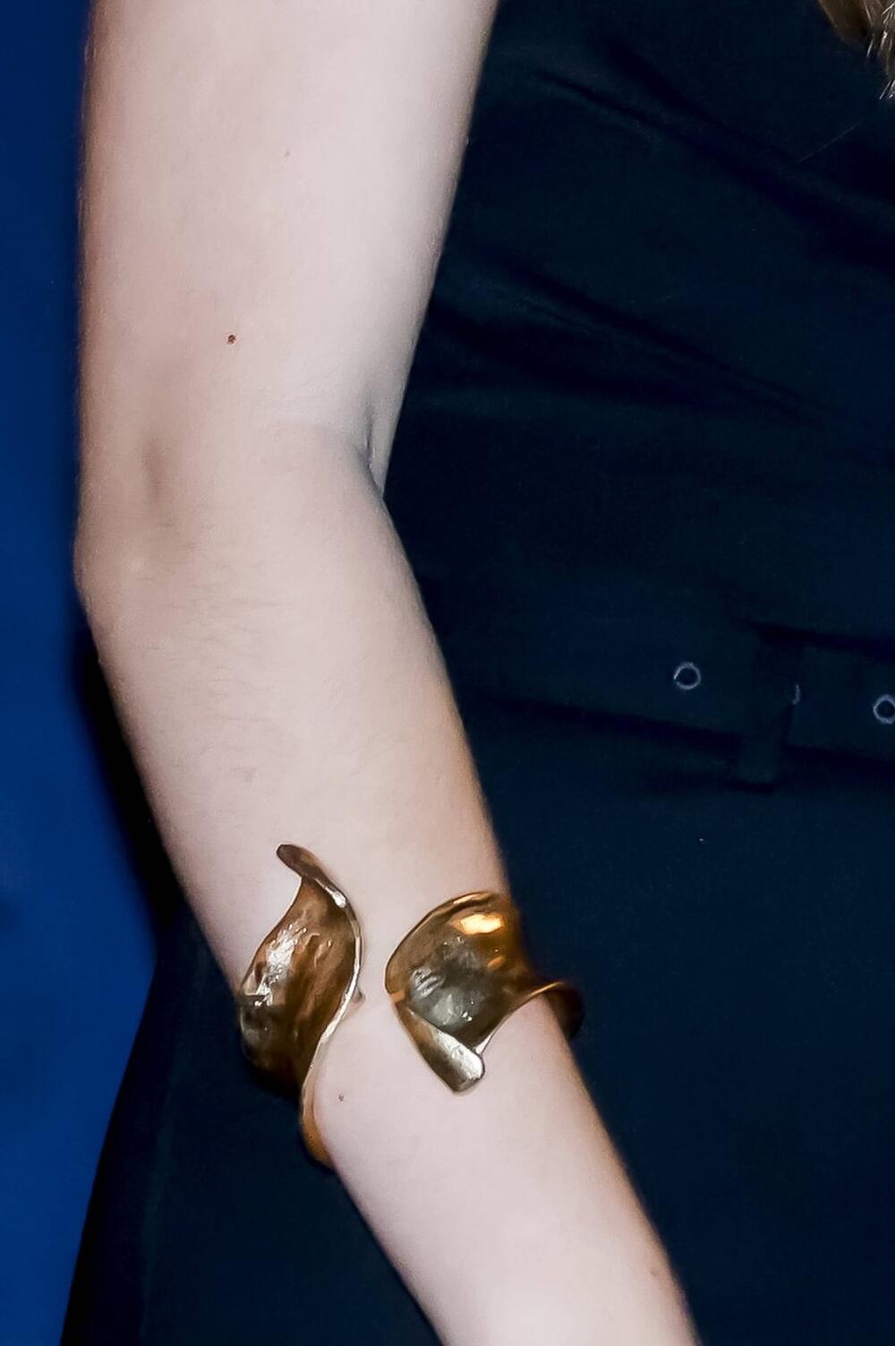 <p>Španska kraljica Leticija spojila boje koje modni znalci inače ne preporučuju i oduševila modnim izdanjem.</p>