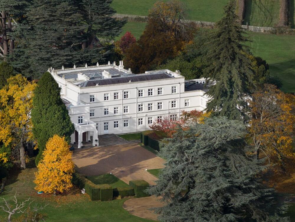 OGROMNA KUĆA POLAKO PROPADA A PRINC NEMA NOVCA DA JE ODRŽAVA 