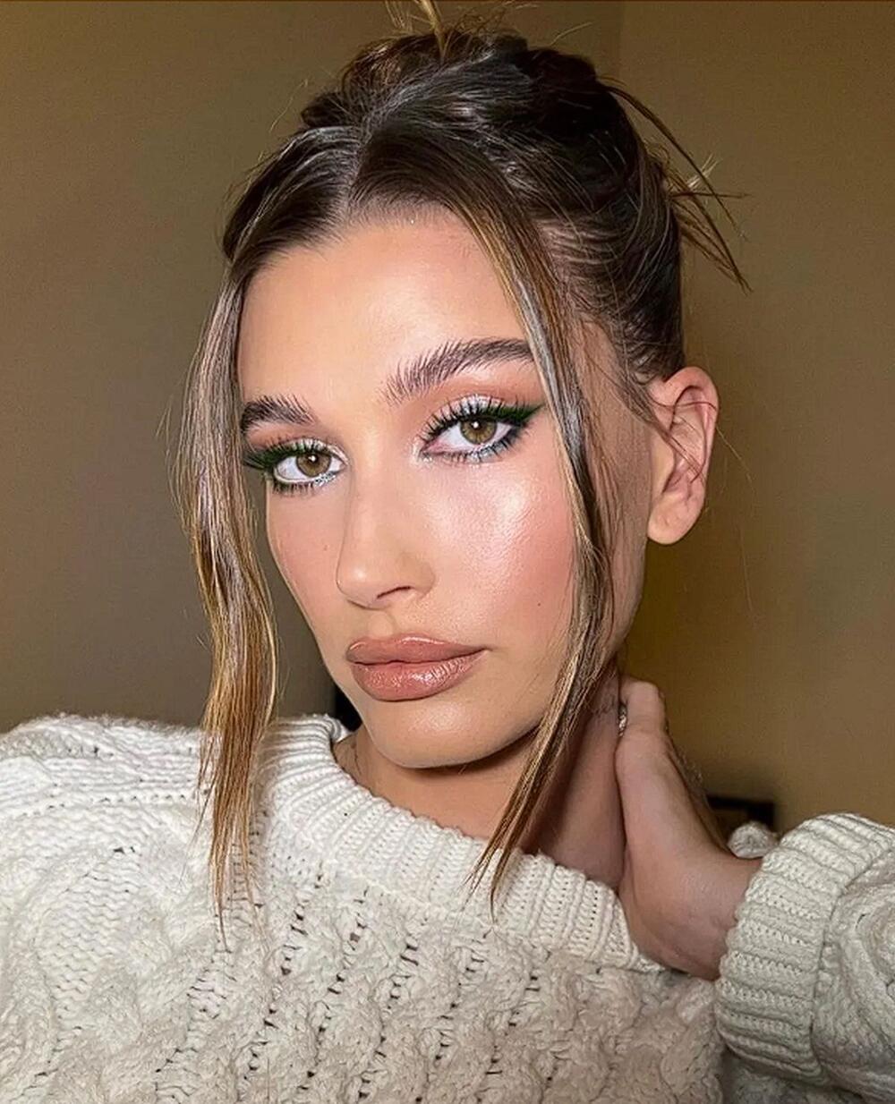 Ajlajner ili crna olovka na unutrašnjem kapku čini da izgledamo starije, ozbiljnije i strože