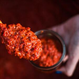 Najjeftinija zimnica se pravi najbrže! Slasna ljutenica je pikantnija od ajvara, a možda već imate sve što vam treba