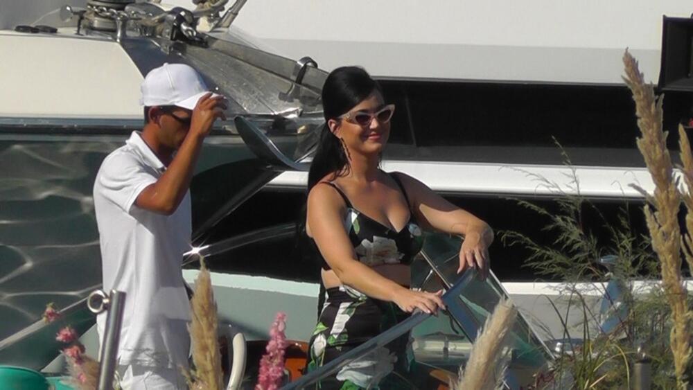 KETI PERI U VEZI SA POLITČAREM 