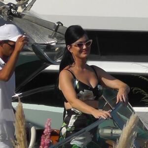 Slavna pevačica i političar ozvaničili vezu u Parizu: Prvo pojavljivanje u javnosti posle nedelja šuškanja i nagađanja