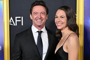 On blista od sreće, spreman za brak, ali planovi ne idu glatko: Deca Hjua Džekmena u srcu skandala zbog očeve ženidbe