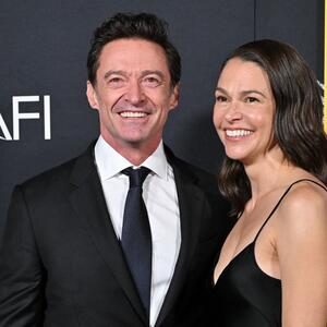 On blista od sreće, spreman za brak, ali planovi ne idu glatko: Deca Hjua Džekmena u srcu skandala zbog očeve ženidbe