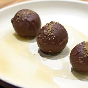 Čokoladne kuglice sa mlevenim keksom gotove za tili čas: Recept za brze slavske kolače oduševiće i najizbirljivije goste