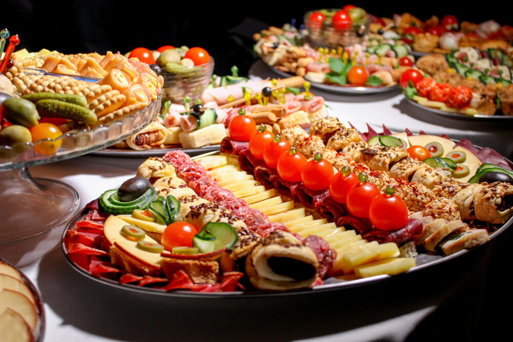 Ima mnogo malih trikova za savršeno 'slaganje' posluženja za meze na slavskoj trpezi koje ostavljaju odličan utisak i izgledaju dekorativno.