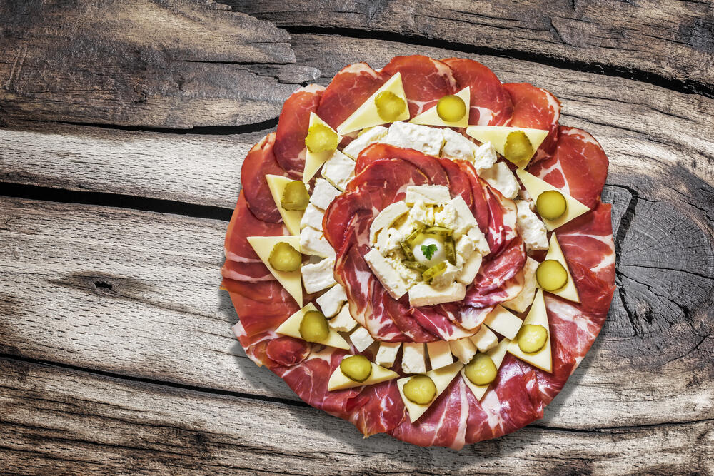 Kad pravite meze za slavu, vodite računa o obliku i uglu pod kojim sečete