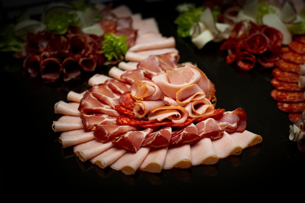 Umesto da samo poređate mesne prerađevine po tanjiru, efektnije je da napravite rolnice od njih