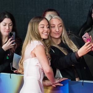 Gde nestade ona slatka mala mršavica? Glumica izašla na crveni tepih sa 13 kilograma više i svi gledaju s nevericom