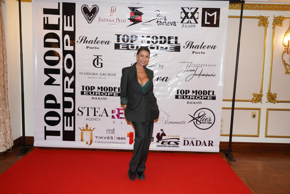 <p>Kad se spoji francuski šik i moderan, pomalo ležeran stil dobije se kombinacija koja mora da se nađe u svakom ženskom garderoberu </p>