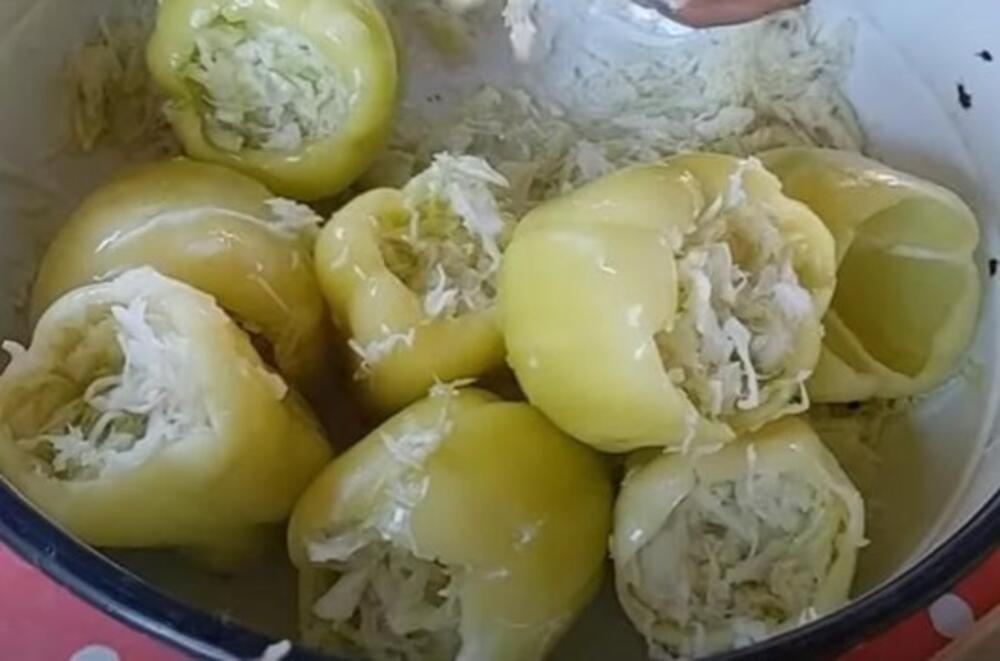 Sočne paprike punjene kupusom za zimnicu