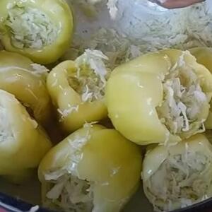 Za ovu zimnicu možda niste čuli, a uz pečenje i masna jela je fantastična: Kisele punjene paprike se prave za tren oka