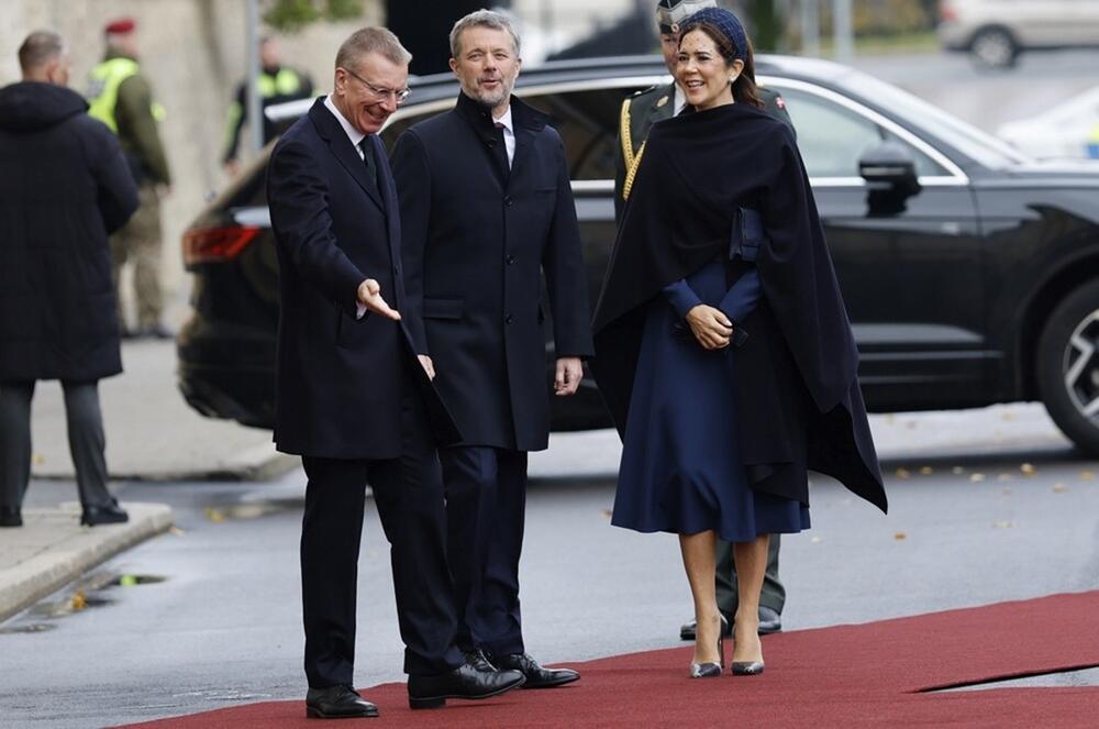 KRALJICA MERI ZNA KAKO DA SPOJI TRADICIJU I ELEGANCIJU 