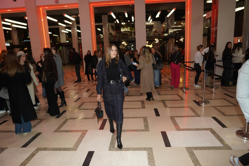 <p>Pevačica je blistala u kompletu od džinska koji je pratio liniju tela, a pažljivo odabrani kroj dao je dozu urbanog luksuza </p>