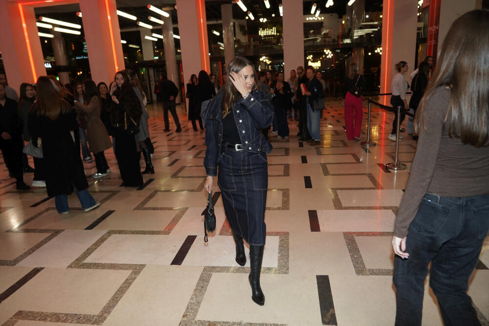 <p>Pevačica je blistala u kompletu od džinska koji je pratio liniju tela, a pažljivo odabrani kroj dao je dozu urbanog luksuza </p>