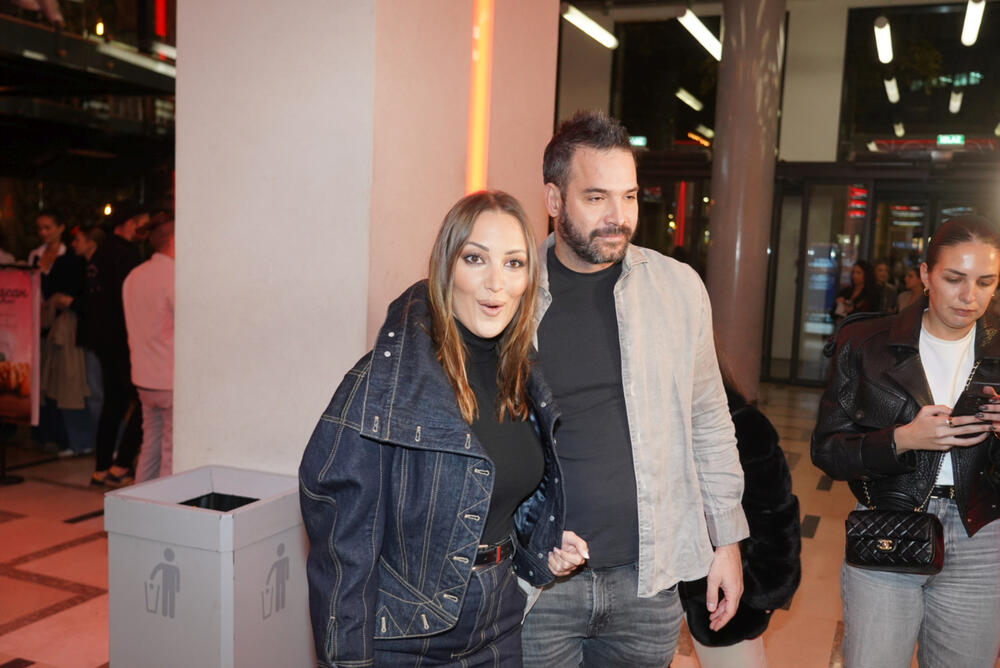 <p>Pevačica je blistala u kompletu od džinska koji je pratio liniju tela, a pažljivo odabrani kroj dao je dozu urbanog luksuza </p>