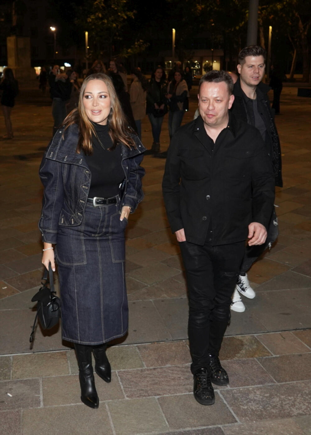 <p>Pevačica je blistala u kompletu od džinska koji je pratio liniju tela, a pažljivo odabrani kroj dao je dozu urbanog luksuza </p>