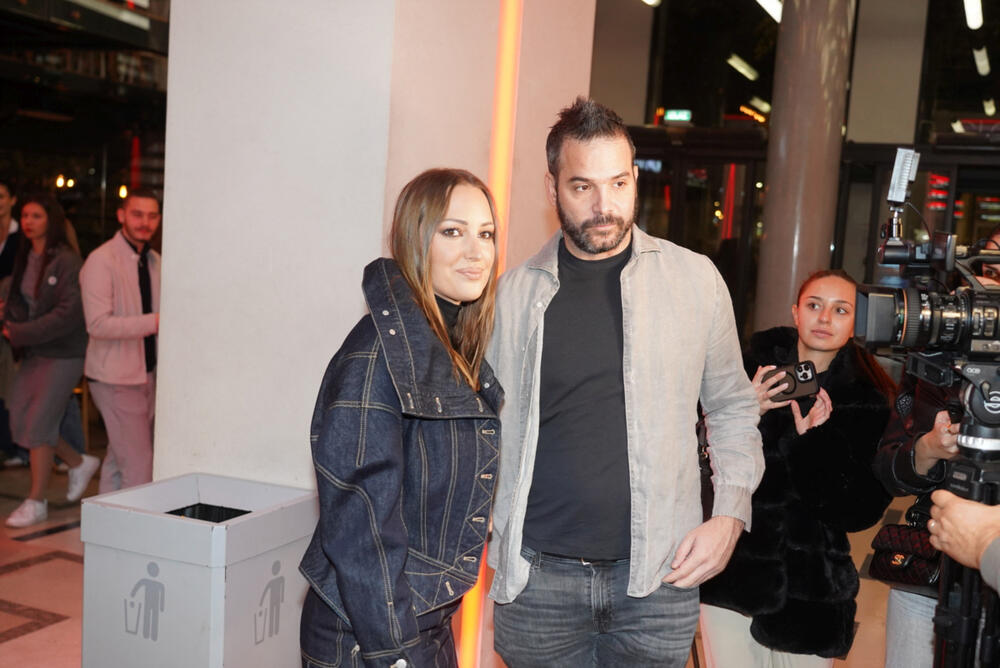 <p>Pevačica je blistala u kompletu od džinska koji je pratio liniju tela, a pažljivo odabrani kroj dao je dozu urbanog luksuza </p>