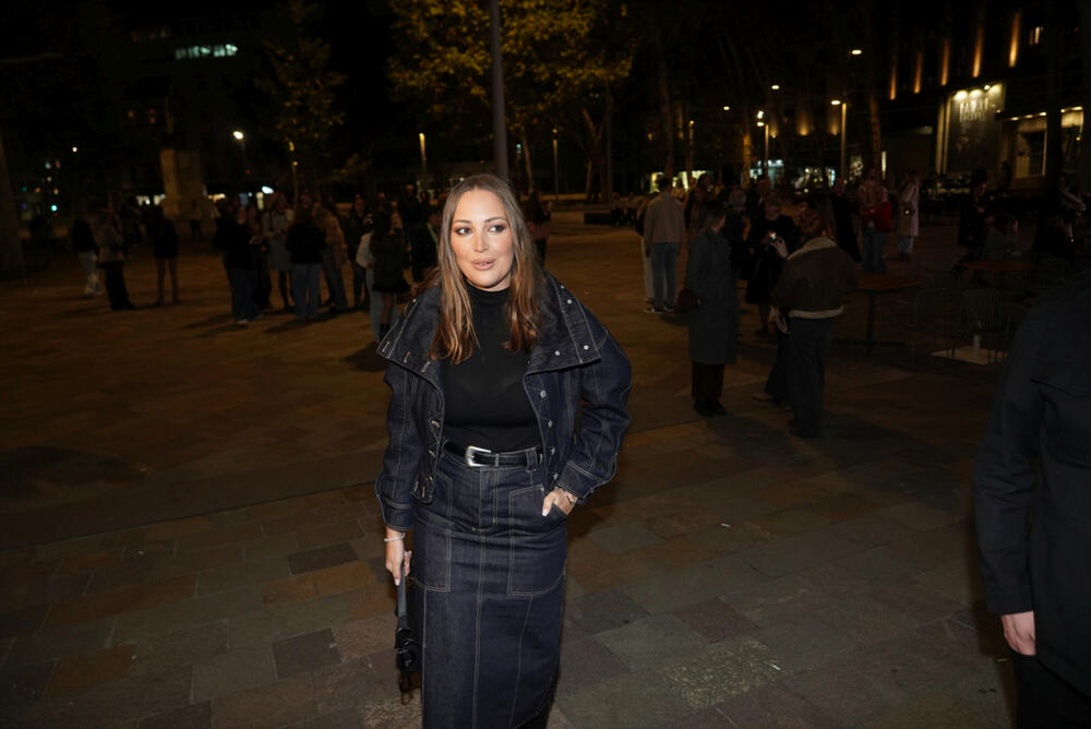 <p>Pevačica je blistala u kompletu od džinska koji je pratio liniju tela, a pažljivo odabrani kroj dao je dozu urbanog luksuza </p>