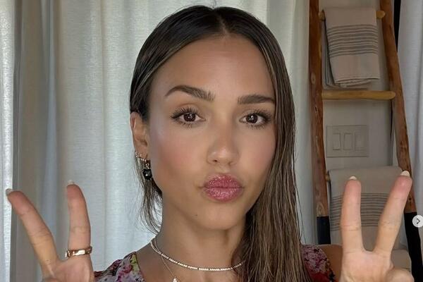 Kao da je na Superbol stigla kroz vremeplov: Stajling Džesike Albe spaja ležernost i eleganciju, a stiže pravo iz 2000.