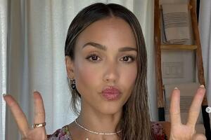 Kao da je na Superbol stigla kroz vremeplov: Stajling Džesike Albe spaja udobnost i eleganciju, a stiže pravo iz 2000.