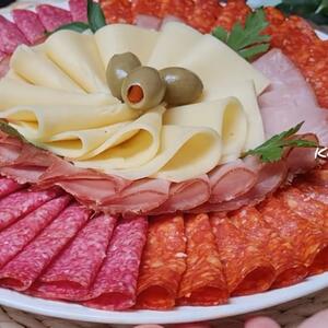 Složite meze za slavu kao profesionalac! Korak po korak upustvo za posluženje koje izgleda i svečano i ukusno