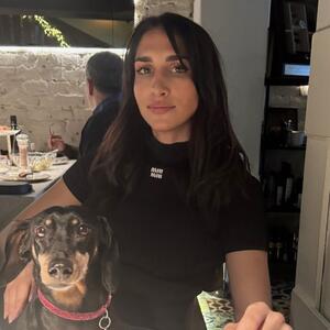 Nosi se uz (baš) sve, u svakoj prilici! Kaput Jelisavete Orašanin Teodosić je KLASIKA NA DELU koja vam je neophodna