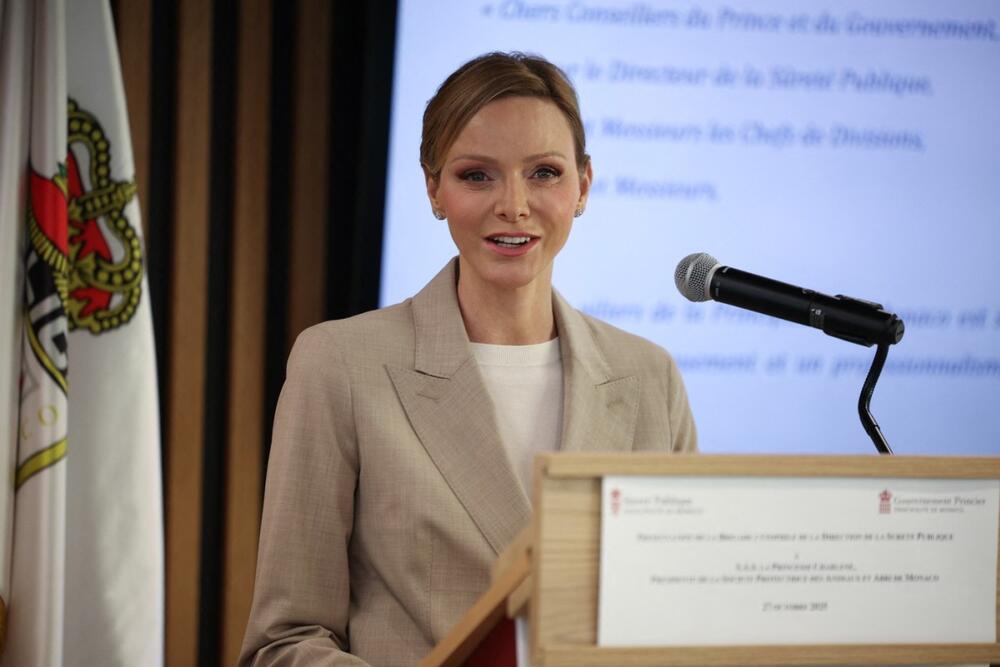 <p>Princeza Šarlin od Monaka pojavila se juče na otvaranju nove policijske jedinice u Monaku i pokazala novu frizuru, a osim tamnije boje kose, oduševila nas je i novim modnim izdanjem koje je primetno drugačije od svega u čemu smo navikli da je gledamo.</p>