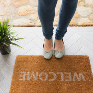 Leglo je bakterija i virusa, a zaboravljamo na njega! Koliko često i kako čistiti otirač ispred vrata?