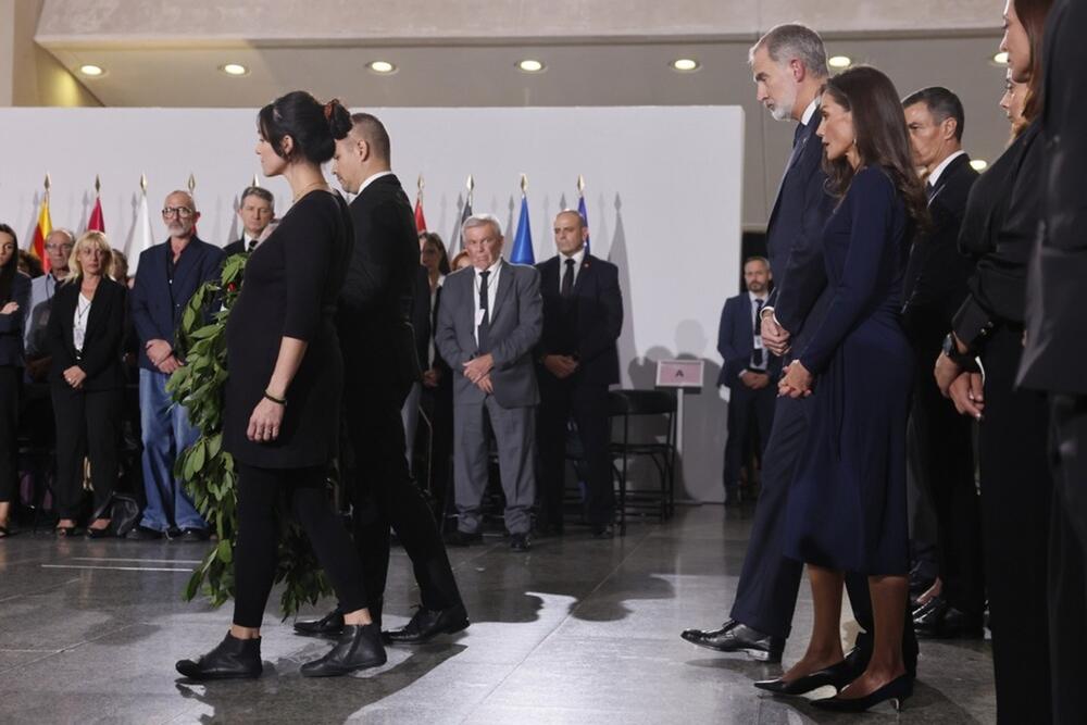 <p>Jedna od retkih žena u kraljevskim krugovima koja ne mari za potpis, već uvek odećom šalje jasnu poruku vodeči računa o svakom detalju </p>
