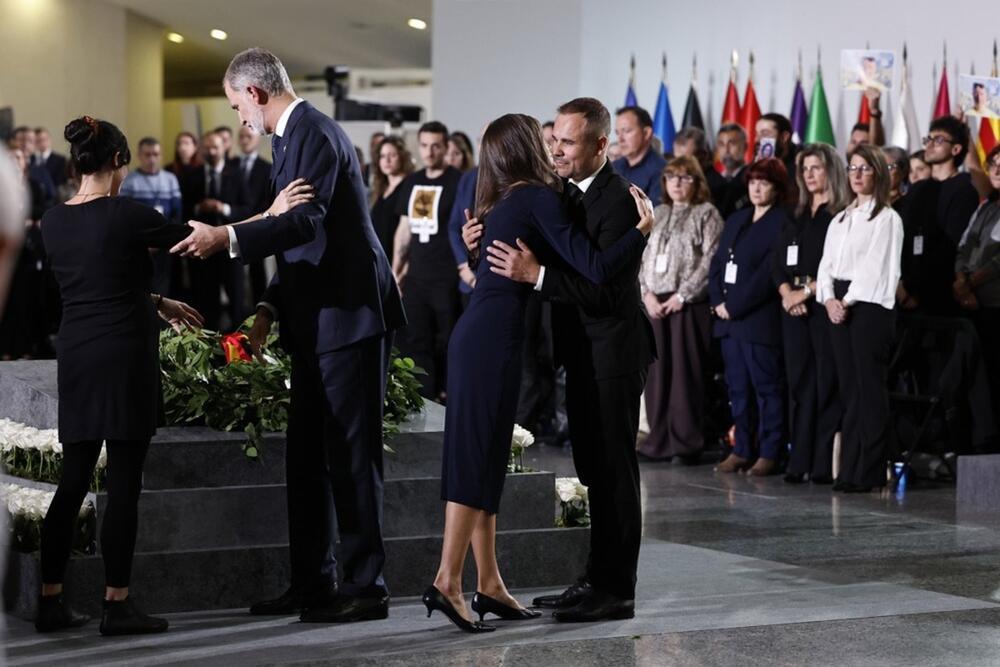 <p>Jedna od retkih žena u kraljevskim krugovima koja ne mari za potpis, već uvek odećom šalje jasnu poruku vodeči računa o svakom detalju </p>