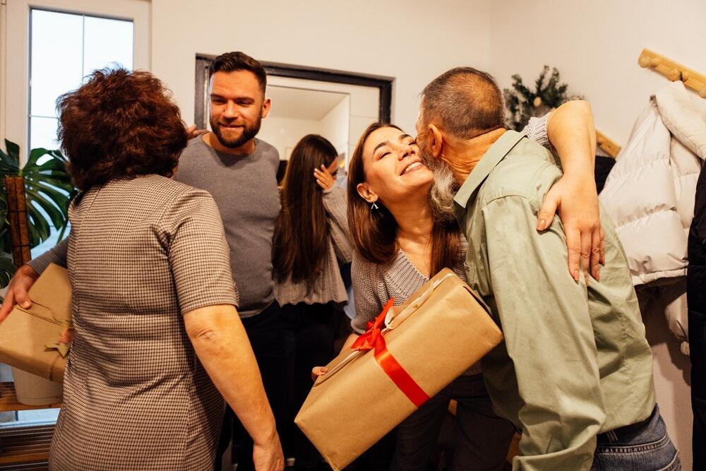 Za slavu je tradicionalno dobro poneti piće (vino, rakija) ili kafu, kao i slatkiše ili bombonjere, posebno ako ima dece